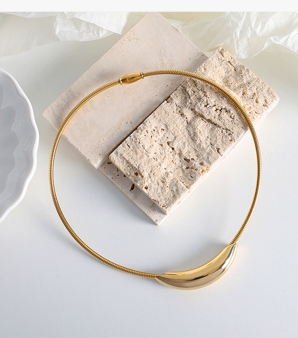 Gold Necklace Bent Pendant Design Collar