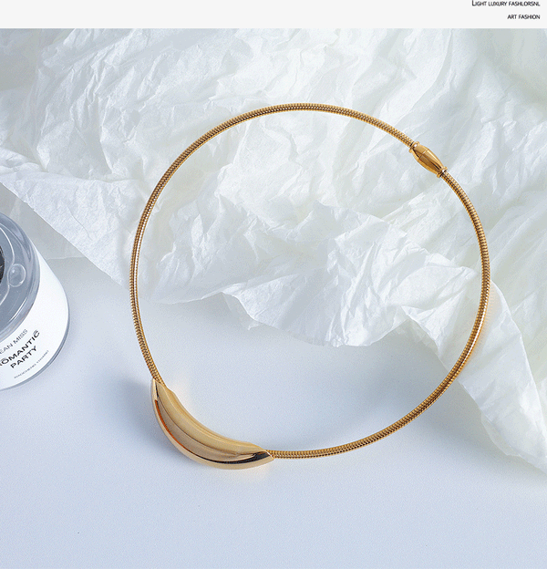 Gold Necklace Bent Pendant Design Collar