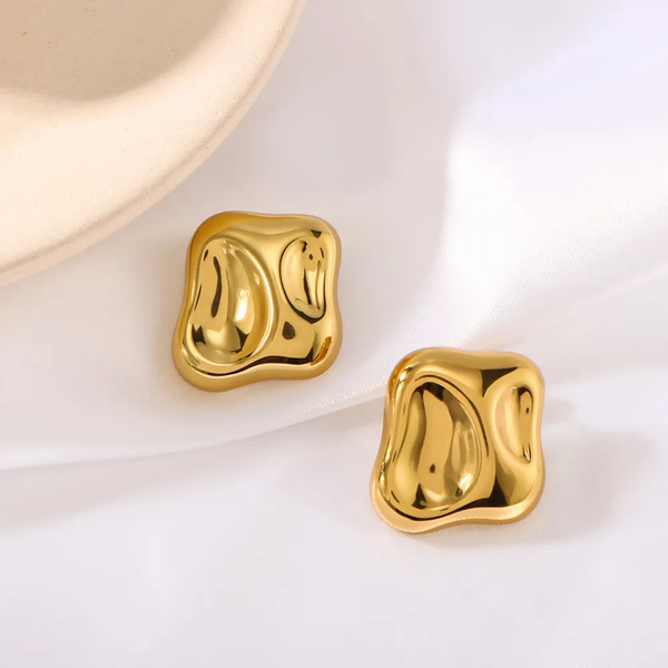 Anti tarnish look of square earrings