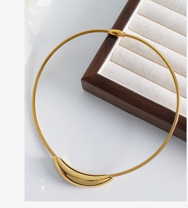 Gold Necklace Bent Pendant Design Collar