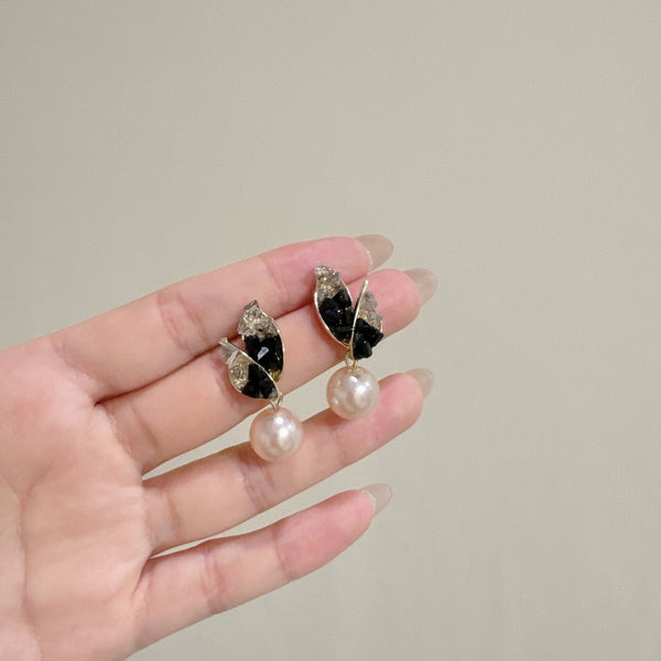 BLACK FLOWER WHITE PEARL EARRINGS