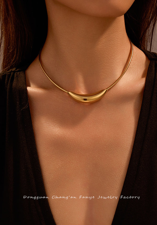 Gold Necklace Bent Pendant Design Collar