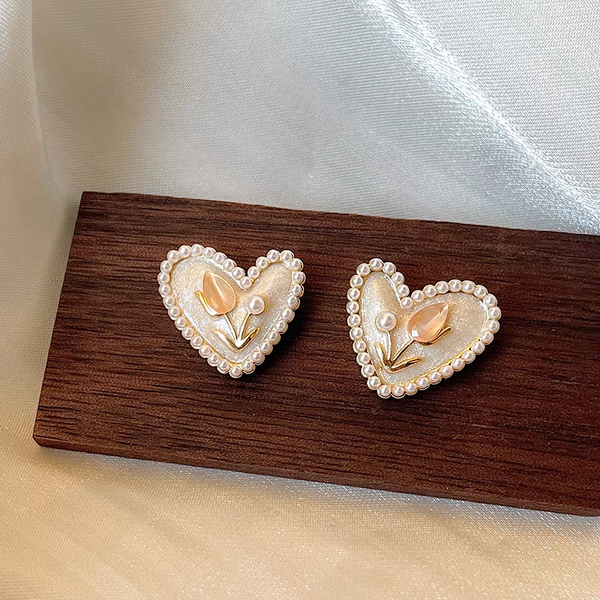Cute Mini Heart White Pearl Earring