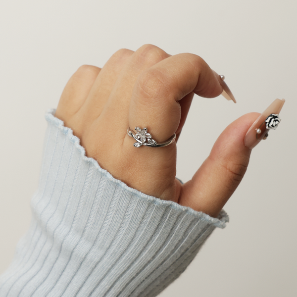Sparkling floral ring