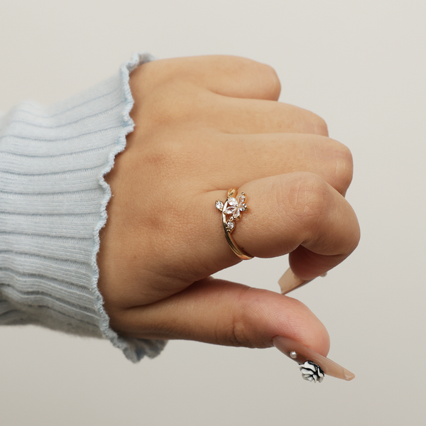 Sparkling floral gold ring