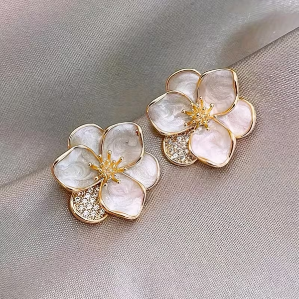 Sweetheart flower stud earrings