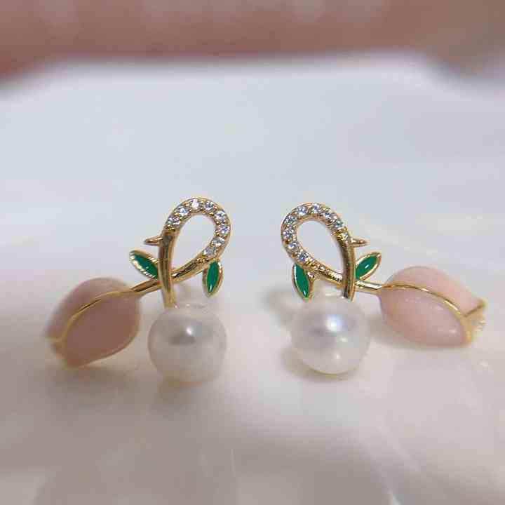 Gold Plated Tulip Cross Cross Pearl Earring