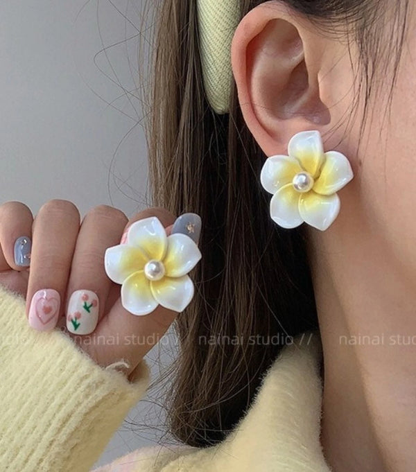 White Pearl Flower Earring