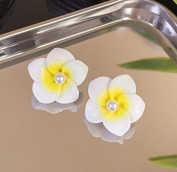 White Pearl Flower Earring