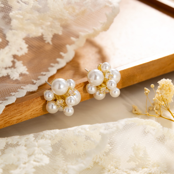 Pearl white pin earring