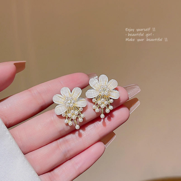 White Petal Floral Pearl Earring