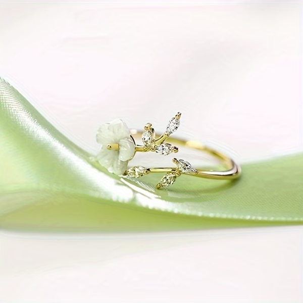 Gold White Flower With Leaf Ring