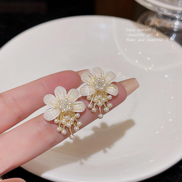 White Petal Floral Pearl Earring