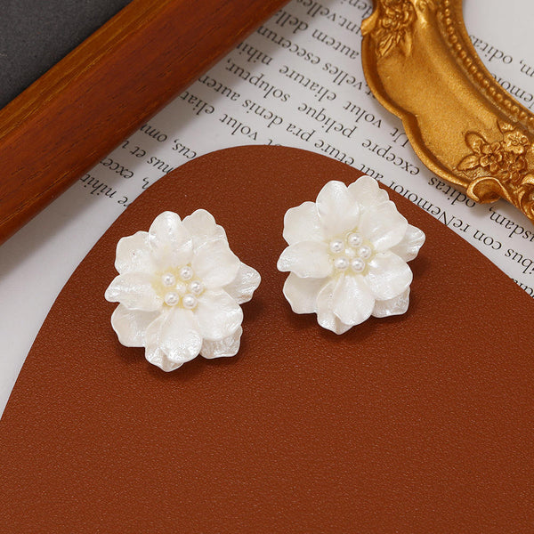 Resin White Flower Stud Earrings