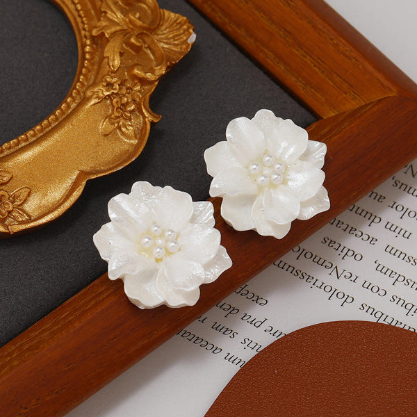 Resin White Flower Stud Earrings