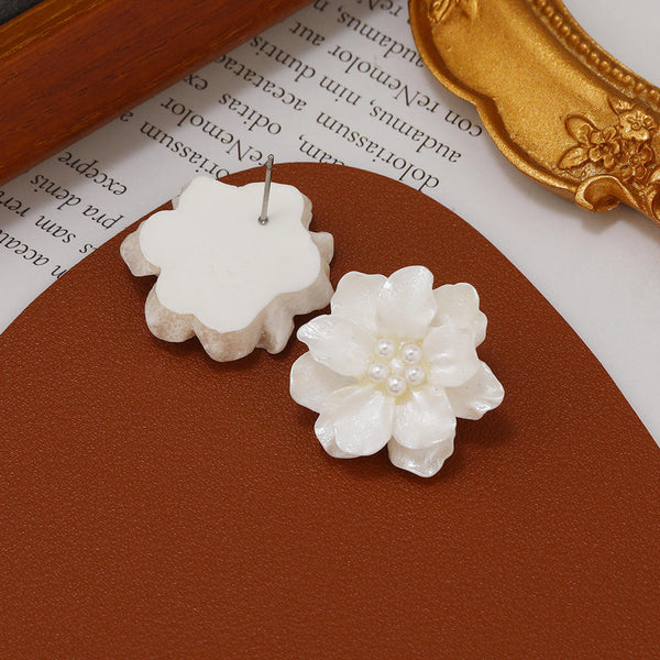 Resin White Flower Stud Earrings