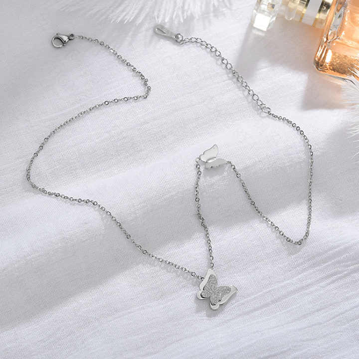 Silver Plated Shiny Clover love necklace