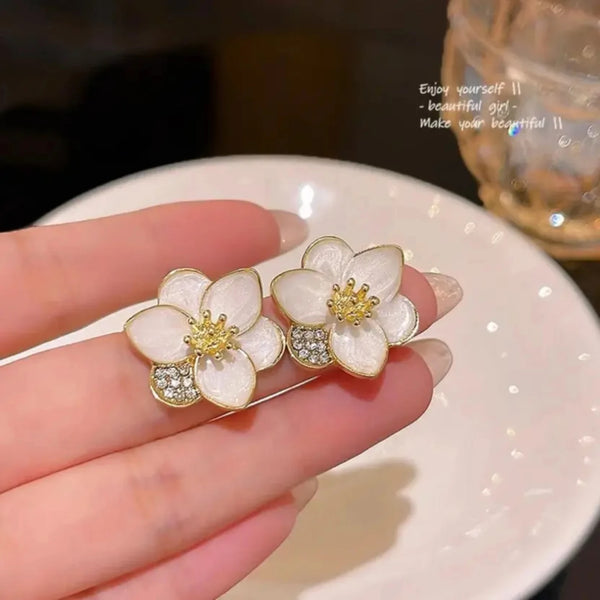 Sweetheart flower stud earrings