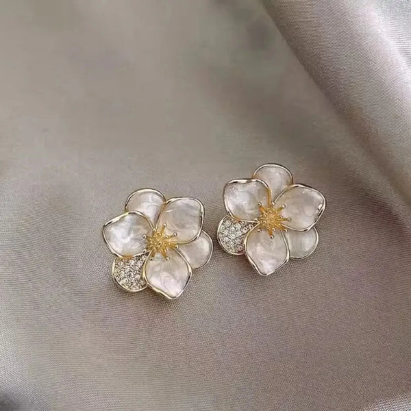 Sweetheart flower stud earrings